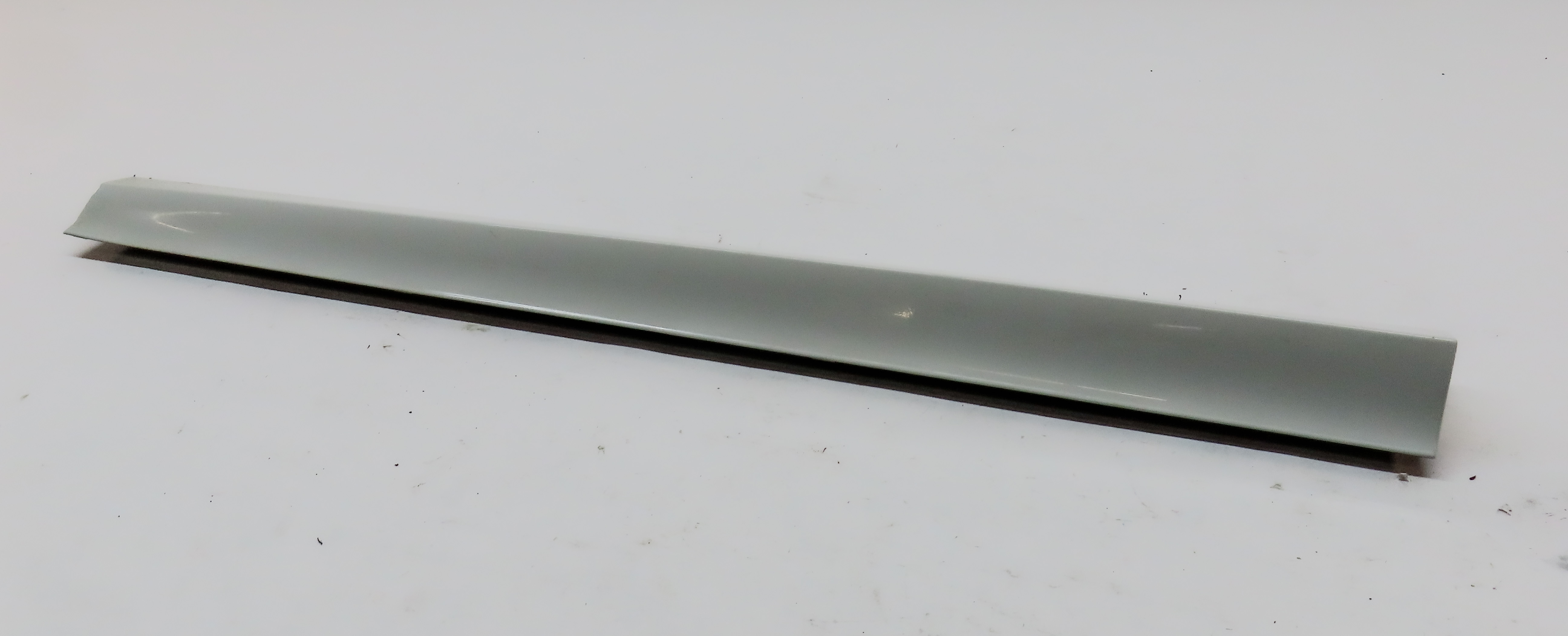 18-23 BMW X3 X4 (G01 G02) FRONT RIGHT PASSENGER LOWER DOOR TRIM MOULDING (WHITE) — exact item pictured